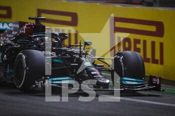 2021-12-05 - 44 HAMILTON Lewis (gbr), Mercedes AMG F1 GP W12 E Performance, front wing damage during the Formula 1 stc Saudi Arabian Grand Prix 2021, 21th round of the 2021 FIA Formula One World Championship from December 3 to 5, 2021 on the Jeddah Corniche Circuit, in Jeddah, Saudi Arabia - FORMULA 1 STC SAUDI ARABIAN GRAND PRIX 2021, 21TH ROUND OF THE 2021 FIA FORMULA ONE WORLD CHAMPIONSHIP - FORMULA 1 - MOTORS