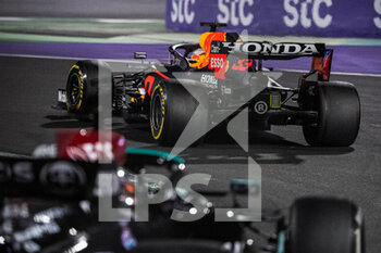 2021-12-05 - VERSTAPPEN Max (ned), Red Bull Racing Honda RB16B, HAMILTON Lewis (gbr), Mercedes AMG F1 GP W12 E Performance, action during the Formula 1 stc Saudi Arabian Grand Prix 2021, 21th round of the 2021 FIA Formula One World Championship from December 3 to 5, 2021 on the Jeddah Corniche Circuit, in Jeddah, Saudi Arabia - FORMULA 1 STC SAUDI ARABIAN GRAND PRIX 2021, 21TH ROUND OF THE 2021 FIA FORMULA ONE WORLD CHAMPIONSHIP - FORMULA 1 - MOTORS