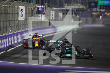 2021-12-05 - 44 HAMILTON Lewis (gbr), Mercedes AMG F1 GP W12 E Performance, leading in front of 33 VERSTAPPEN Max (nld), Red Bull Racing Honda RB16B, action during the Formula 1 stc Saudi Arabian Grand Prix 2021, 21th round of the 2021 FIA Formula One World Championship from December 3 to 5, 2021 on the Jeddah Corniche Circuit, in Jeddah, Saudi Arabia - FORMULA 1 STC SAUDI ARABIAN GRAND PRIX 2021, 21TH ROUND OF THE 2021 FIA FORMULA ONE WORLD CHAMPIONSHIP - FORMULA 1 - MOTORS