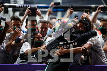 2021-12-05 - HAMILTON Lewis (gbr), Mercedes AMG F1 GP W12 E Performance, portrait celebrating race victory during the Formula 1 stc Saudi Arabian Grand Prix 2021, 21th round of the 2021 FIA Formula One World Championship from December 3 to 5, 2021 on the Jeddah Corniche Circuit, in Jeddah, Saudi Arabia - FORMULA 1 STC SAUDI ARABIAN GRAND PRIX 2021, 21TH ROUND OF THE 2021 FIA FORMULA ONE WORLD CHAMPIONSHIP - FORMULA 1 - MOTORS