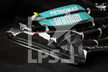 2021-12-05 - Damage front wing, 44 HAMILTON Lewis (gbr), Mercedes AMG F1 GP W12 E Performance, action during the Formula 1 stc Saudi Arabian Grand Prix 2021, 21th round of the 2021 FIA Formula One World Championship from December 3 to 5, 2021 on the Jeddah Corniche Circuit, in Jeddah, Saudi Arabia - FORMULA 1 STC SAUDI ARABIAN GRAND PRIX 2021, 21TH ROUND OF THE 2021 FIA FORMULA ONE WORLD CHAMPIONSHIP - FORMULA 1 - MOTORS