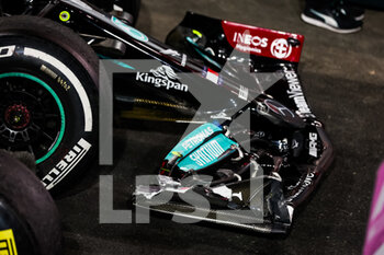 2021-12-05 - front wing broken 44 HAMILTON Lewis (gbr), Mercedes AMG F1 GP W12 E Performance, during the Formula 1 stc Saudi Arabian Grand Prix 2021, 21th round of the 2021 FIA Formula One World Championship from December 3 to 5, 2021 on the Jeddah Corniche Circuit, in Jeddah, Saudi Arabia - FORMULA 1 STC SAUDI ARABIAN GRAND PRIX 2021, 21TH ROUND OF THE 2021 FIA FORMULA ONE WORLD CHAMPIONSHIP - FORMULA 1 - MOTORS