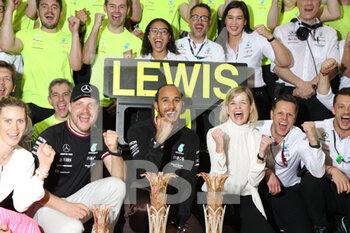 2021-12-05 - HAMILTON Lewis (gbr), Mercedes AMG F1 GP W12 E Performance, portrait, celebrating his win with BOTTAS Valtteri (fin), Susie Wolff and all the Mercedes AMG team during the Formula 1 stc Saudi Arabian Grand Prix 2021, 21th round of the 2021 FIA Formula One World Championship from December 3 to 5, 2021 on the Jeddah Corniche Circuit, in Jeddah, Saudi Arabia - FORMULA 1 STC SAUDI ARABIAN GRAND PRIX 2021, 21TH ROUND OF THE 2021 FIA FORMULA ONE WORLD CHAMPIONSHIP - FORMULA 1 - MOTORS