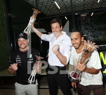 2021-12-05 - HAMILTON Lewis (gbr), Mercedes AMG F1 GP W12 E Performance, portrait, celebrating his win with BOTTAS Valtteri (fin), and WOLFF Toto (aut), Team Principal & CEO Mercedes AMG F1 GP during the Formula 1 stc Saudi Arabian Grand Prix 2021, 21th round of the 2021 FIA Formula One World Championship from December 3 to 5, 2021 on the Jeddah Corniche Circuit, in Jeddah, Saudi Arabia - FORMULA 1 STC SAUDI ARABIAN GRAND PRIX 2021, 21TH ROUND OF THE 2021 FIA FORMULA ONE WORLD CHAMPIONSHIP - FORMULA 1 - MOTORS