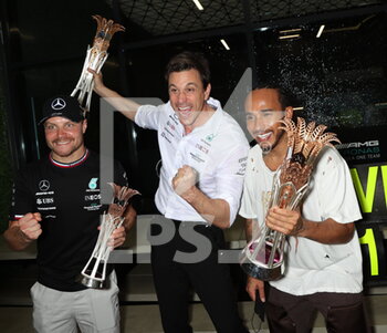 2021-12-05 - HAMILTON Lewis (gbr), Mercedes AMG F1 GP W12 E Performance, portrait, celebrating his win with BOTTAS Valtteri (fin), and WOLFF Toto (aut), Team Principal & CEO Mercedes AMG F1 GP during the Formula 1 stc Saudi Arabian Grand Prix 2021, 21th round of the 2021 FIA Formula One World Championship from December 3 to 5, 2021 on the Jeddah Corniche Circuit, in Jeddah, Saudi Arabia - FORMULA 1 STC SAUDI ARABIAN GRAND PRIX 2021, 21TH ROUND OF THE 2021 FIA FORMULA ONE WORLD CHAMPIONSHIP - FORMULA 1 - MOTORS
