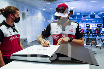 2021-12-09 - RAIKKONEN Kimi (fin), Alfa Romeo Racing ORLEN C41, portrait signing helmet and book for TODT Jean (fra), FIA President during the Formula 1 Etihad Airways Abu Dhabi Grand Prix 2021, 22th round of the 2021 FIA Formula One World Championship from December 10 to 12, 2021 on the Yas Marina Circuit, in Yas Island, Abu Dhabi - FORMULA 1 ETIHAD AIRWAYS ABU DHABI GRAND PRIX 2021, 22TH ROUND OF THE 2021 FIA FORMULA ONE WORLD CHAMPIONSHIP - FORMULA 1 - MOTORS