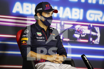 2021-12-09 - PEREZ Sergio (mex), Red Bull Racing Honda RB16B, portrait, Thursday press conference during the Formula 1 Etihad Airways Abu Dhabi Grand Prix 2021, 22th round of the 2021 FIA Formula One World Championship from December 10 to 12, 2021 on the Yas Marina Circuit, in Yas Island, Abu Dhabi - FORMULA 1 ETIHAD AIRWAYS ABU DHABI GRAND PRIX 2021, 22TH ROUND OF THE 2021 FIA FORMULA ONE WORLD CHAMPIONSHIP - FORMULA 1 - MOTORS