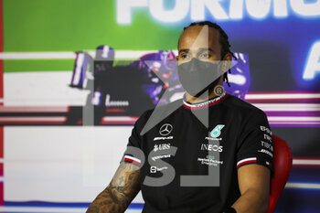 2021-12-09 - HAMILTON Lewis (gbr), Mercedes AMG F1 GP W12 E Performance, action, Thursday press conference during the Formula 1 Etihad Airways Abu Dhabi Grand Prix 2021, 22th round of the 2021 FIA Formula One World Championship from December 10 to 12, 2021 on the Yas Marina Circuit, in Yas Island, Abu Dhabi - FORMULA 1 ETIHAD AIRWAYS ABU DHABI GRAND PRIX 2021, 22TH ROUND OF THE 2021 FIA FORMULA ONE WORLD CHAMPIONSHIP - FORMULA 1 - MOTORS