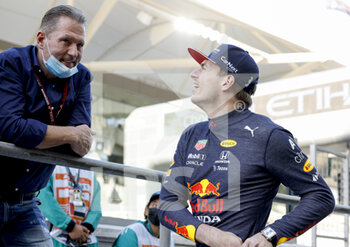 2021-12-10 - VERSTAPPEN Max (ned), Red Bull Racing Honda RB16B, portrait with his father Jos during the Formula 1 Etihad Airways Abu Dhabi Grand Prix 2021, 22th round of the 2021 FIA Formula One World Championship from December 10 to 12, 2021 on the Yas Marina Circuit, in Yas Island, Abu Dhabi - FORMULA 1 ETIHAD AIRWAYS ABU DHABI GRAND PRIX 2021, 22TH ROUND OF THE 2021 FIA FORMULA ONE WORLD CHAMPIONSHIP - FORMULA 1 - MOTORS