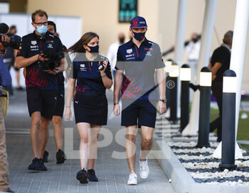 2021-12-10 - VERSTAPPEN Max (ned), Red Bull Racing Honda RB16B, portrait during the Formula 1 Etihad Airways Abu Dhabi Grand Prix 2021, 22th round of the 2021 FIA Formula One World Championship from December 10 to 12, 2021 on the Yas Marina Circuit, in Yas Island, Abu Dhabi - FORMULA 1 ETIHAD AIRWAYS ABU DHABI GRAND PRIX 2021, 22TH ROUND OF THE 2021 FIA FORMULA ONE WORLD CHAMPIONSHIP - FORMULA 1 - MOTORS