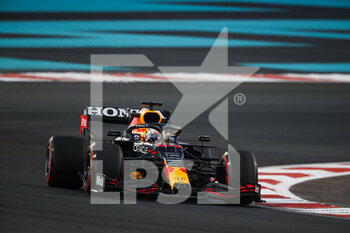 2021-12-10 - 33 VERSTAPPEN Max (nld), Red Bull Racing Honda RB16B, action during the Formula 1 Etihad Airways Abu Dhabi Grand Prix 2021, 22th round of the 2021 FIA Formula One World Championship from December 10 to 12, 2021 on the Yas Marina Circuit, in Yas Island, Abu Dhabi - FORMULA 1 ETIHAD AIRWAYS ABU DHABI GRAND PRIX 2021, 22TH ROUND OF THE 2021 FIA FORMULA ONE WORLD CHAMPIONSHIP - FORMULA 1 - MOTORS