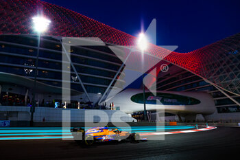 2021-12-10 - 04 NORRIS Lando (gbr), McLaren MCL35M, action during the Formula 1 Etihad Airways Abu Dhabi Grand Prix 2021, 22th round of the 2021 FIA Formula One World Championship from December 10 to 12, 2021 on the Yas Marina Circuit, in Yas Island, Abu Dhabi - FORMULA 1 ETIHAD AIRWAYS ABU DHABI GRAND PRIX 2021, 22TH ROUND OF THE 2021 FIA FORMULA ONE WORLD CHAMPIONSHIP - FORMULA 1 - MOTORS
