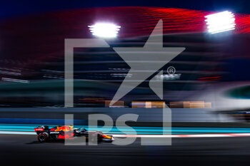 2021-12-10 - 33 VERSTAPPEN Max (nld), Red Bull Racing Honda RB16B, action during the Formula 1 Etihad Airways Abu Dhabi Grand Prix 2021, 22th round of the 2021 FIA Formula One World Championship from December 10 to 12, 2021 on the Yas Marina Circuit, in Yas Island, Abu Dhabi - FORMULA 1 ETIHAD AIRWAYS ABU DHABI GRAND PRIX 2021, 22TH ROUND OF THE 2021 FIA FORMULA ONE WORLD CHAMPIONSHIP - FORMULA 1 - MOTORS