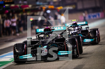2021-12-10 - HAMILTON Lewis (gbr), Mercedes AMG F1 GP W12 E Performance, BOTTAS Valtteri (fin), Mercedes AMG F1 GP W12 E Performance, action during the Formula 1 Etihad Airways Abu Dhabi Grand Prix 2021, 22th round of the 2021 FIA Formula One World Championship from December 10 to 12, 2021 on the Yas Marina Circuit, in Yas Island, Abu Dhabi - FORMULA 1 ETIHAD AIRWAYS ABU DHABI GRAND PRIX 2021, 22TH ROUND OF THE 2021 FIA FORMULA ONE WORLD CHAMPIONSHIP - FORMULA 1 - MOTORS