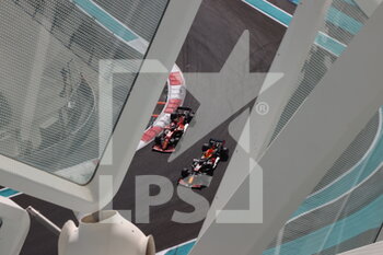 2021-12-11 - 33 VERSTAPPEN Max (nld), Red Bull Racing Honda RB16B, 16 LECLERC Charles (mco), Scuderia Ferrari SF21, action during the Formula 1 Etihad Airways Abu Dhabi Grand Prix 2021, 22th round of the 2021 FIA Formula One World Championship from December 10 to 12, 2021 on the Yas Marina Circuit, in Yas Island, Abu Dhabi - FORMULA 1 ETIHAD AIRWAYS ABU DHABI GRAND PRIX 2021, 22TH ROUND OF THE 2021 FIA FORMULA ONE WORLD CHAMPIONSHIP - FORMULA 1 - MOTORS