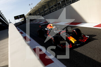 2021-12-11 - 33 VERSTAPPEN Max (nld), Red Bull Racing Honda RB16B, action during the Formula 1 Etihad Airways Abu Dhabi Grand Prix 2021, 22th round of the 2021 FIA Formula One World Championship from December 10 to 12, 2021 on the Yas Marina Circuit, in Yas Island, Abu Dhabi - FORMULA 1 ETIHAD AIRWAYS ABU DHABI GRAND PRIX 2021, 22TH ROUND OF THE 2021 FIA FORMULA ONE WORLD CHAMPIONSHIP - FORMULA 1 - MOTORS