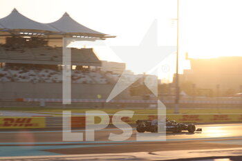 2021-12-11 - 44 HAMILTON Lewis (gbr), Mercedes AMG F1 GP W12 E Performance, action during the Formula 1 Etihad Airways Abu Dhabi Grand Prix 2021, 22th round of the 2021 FIA Formula One World Championship from December 10 to 12, 2021 on the Yas Marina Circuit, in Yas Island, Abu Dhabi - FORMULA 1 ETIHAD AIRWAYS ABU DHABI GRAND PRIX 2021, 22TH ROUND OF THE 2021 FIA FORMULA ONE WORLD CHAMPIONSHIP - FORMULA 1 - MOTORS
