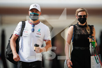 2021-12-11 - BOTTAS Valtteri (fin), Mercedes AMG F1 GP W12 E Performance, portrait with his girlfriend CROMWELL Tiffany, portrait during the Formula 1 Etihad Airways Abu Dhabi Grand Prix 2021, 22th round of the 2021 FIA Formula One World Championship from December 10 to 12, 2021 on the Yas Marina Circuit, in Yas Island, Abu Dhabi - FORMULA 1 ETIHAD AIRWAYS ABU DHABI GRAND PRIX 2021, 22TH ROUND OF THE 2021 FIA FORMULA ONE WORLD CHAMPIONSHIP - FORMULA 1 - MOTORS