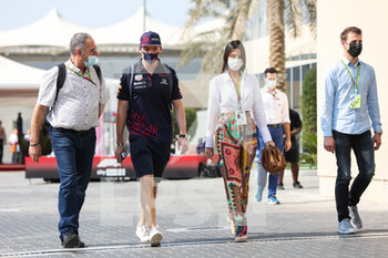 2021-12-11 - VERSTAPPEN Max (ned), Red Bull Racing Honda RB16B, portrait with his girlfriend Kelly Piquet during the Formula 1 Etihad Airways Abu Dhabi Grand Prix 2021, 22th round of the 2021 FIA Formula One World Championship from December 10 to 12, 2021 on the Yas Marina Circuit, in Yas Island, Abu Dhabi - FORMULA 1 ETIHAD AIRWAYS ABU DHABI GRAND PRIX 2021, 22TH ROUND OF THE 2021 FIA FORMULA ONE WORLD CHAMPIONSHIP - FORMULA 1 - MOTORS