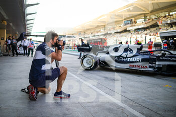 2021-12-11 - F1 Photographer at work in the pitlane during the Formula 1 Etihad Airways Abu Dhabi Grand Prix 2021, 22th round of the 2021 FIA Formula One World Championship from December 10 to 12, 2021 on the Yas Marina Circuit, in Yas Island, Abu Dhabi - FORMULA 1 ETIHAD AIRWAYS ABU DHABI GRAND PRIX 2021, 22TH ROUND OF THE 2021 FIA FORMULA ONE WORLD CHAMPIONSHIP - FORMULA 1 - MOTORS
