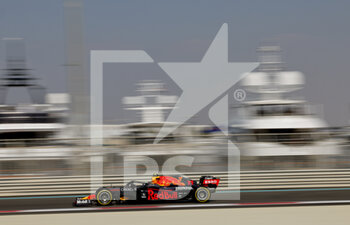 2021-12-11 - 11 PEREZ Sergio (mex), Red Bull Racing Honda RB16B, action during the Formula 1 Etihad Airways Abu Dhabi Grand Prix 2021, 22th round of the 2021 FIA Formula One World Championship from December 10 to 12, 2021 on the Yas Marina Circuit, in Yas Island, Abu Dhabi - FORMULA 1 ETIHAD AIRWAYS ABU DHABI GRAND PRIX 2021, 22TH ROUND OF THE 2021 FIA FORMULA ONE WORLD CHAMPIONSHIP - FORMULA 1 - MOTORS