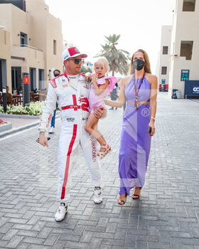 2021-12-11 - RAIKKONEN Kimi (fin), Alfa Romeo Racing ORLEN C41, and his wife Minttu during the Formula 1 Etihad Airways Abu Dhabi Grand Prix 2021, 22th round of the 2021 FIA Formula One World Championship from December 10 to 12, 2021 on the Yas Marina Circuit, in Yas Island, Abu Dhabi - FORMULA 1 ETIHAD AIRWAYS ABU DHABI GRAND PRIX 2021, 22TH ROUND OF THE 2021 FIA FORMULA ONE WORLD CHAMPIONSHIP - FORMULA 1 - MOTORS