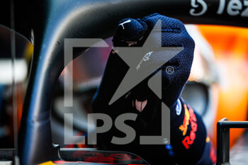 2021-12-11 - VERSTAPPEN Max (ned), Red Bull Racing Honda RB16B, portrait gloves during the Formula 1 Etihad Airways Abu Dhabi Grand Prix 2021, 22th round of the 2021 FIA Formula One World Championship from December 10 to 12, 2021 on the Yas Marina Circuit, in Yas Island, Abu Dhabi - FORMULA 1 ETIHAD AIRWAYS ABU DHABI GRAND PRIX 2021, 22TH ROUND OF THE 2021 FIA FORMULA ONE WORLD CHAMPIONSHIP - FORMULA 1 - MOTORS