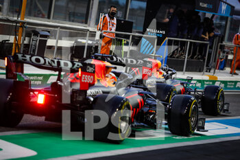 2021-12-11 - PEREZ Sergio (mex), Red Bull Racing Honda RB16B, VERSTAPPEN Max (ned), Red Bull Racing Honda RB16B, action during the Formula 1 Etihad Airways Abu Dhabi Grand Prix 2021, 22th round of the 2021 FIA Formula One World Championship from December 10 to 12, 2021 on the Yas Marina Circuit, in Yas Island, Abu Dhabi - FORMULA 1 ETIHAD AIRWAYS ABU DHABI GRAND PRIX 2021, 22TH ROUND OF THE 2021 FIA FORMULA ONE WORLD CHAMPIONSHIP - FORMULA 1 - MOTORS