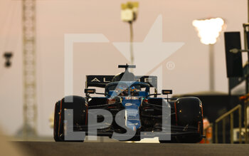 2021-12-11 - 14 ALONSO Fernando (spa), Alpine F1 A521, action during the Formula 1 Etihad Airways Abu Dhabi Grand Prix 2021, 22th round of the 2021 FIA Formula One World Championship from December 10 to 12, 2021 on the Yas Marina Circuit, in Yas Island, Abu Dhabi - FORMULA 1 ETIHAD AIRWAYS ABU DHABI GRAND PRIX 2021, 22TH ROUND OF THE 2021 FIA FORMULA ONE WORLD CHAMPIONSHIP - FORMULA 1 - MOTORS