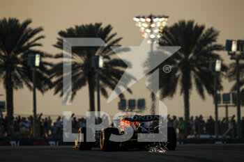 2021-12-11 - 11 PEREZ Sergio (mex), Red Bull Racing Honda RB16B, action during the Formula 1 Etihad Airways Abu Dhabi Grand Prix 2021, 22th round of the 2021 FIA Formula One World Championship from December 10 to 12, 2021 on the Yas Marina Circuit, in Yas Island, Abu Dhabi - FORMULA 1 ETIHAD AIRWAYS ABU DHABI GRAND PRIX 2021, 22TH ROUND OF THE 2021 FIA FORMULA ONE WORLD CHAMPIONSHIP - FORMULA 1 - MOTORS