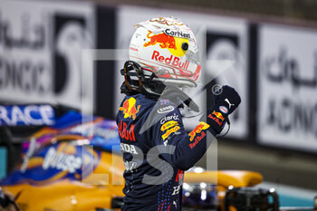 2021-12-11 - VERSTAPPEN Max (ned), Red Bull Racing Honda RB16B, portrait on pole position during the Formula 1 Etihad Airways Abu Dhabi Grand Prix 2021, 22th round of the 2021 FIA Formula One World Championship from December 10 to 12, 2021 on the Yas Marina Circuit, in Yas Island, Abu Dhabi - FORMULA 1 ETIHAD AIRWAYS ABU DHABI GRAND PRIX 2021, 22TH ROUND OF THE 2021 FIA FORMULA ONE WORLD CHAMPIONSHIP - FORMULA 1 - MOTORS