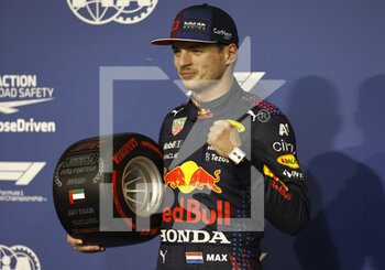 2021-12-11 - VERSTAPPEN Max (ned), Red Bull Racing Honda RB16B, portrait pole position award pirelli during the Formula 1 Etihad Airways Abu Dhabi Grand Prix 2021, 22th round of the 2021 FIA Formula One World Championship from December 10 to 12, 2021 on the Yas Marina Circuit, in Yas Island, Abu Dhabi - FORMULA 1 ETIHAD AIRWAYS ABU DHABI GRAND PRIX 2021, 22TH ROUND OF THE 2021 FIA FORMULA ONE WORLD CHAMPIONSHIP - FORMULA 1 - MOTORS