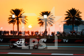 2021-12-11 - 10 GASLY Pierre (fra), Scuderia AlphaTauri Honda AT02, action during the Formula 1 Etihad Airways Abu Dhabi Grand Prix 2021, 22th round of the 2021 FIA Formula One World Championship from December 10 to 12, 2021 on the Yas Marina Circuit, in Yas Island, Abu Dhabi - FORMULA 1 ETIHAD AIRWAYS ABU DHABI GRAND PRIX 2021, 22TH ROUND OF THE 2021 FIA FORMULA ONE WORLD CHAMPIONSHIP - FORMULA 1 - MOTORS