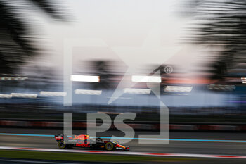 2021-12-11 - 33 VERSTAPPEN Max (nld), Red Bull Racing Honda RB16B, action during the Formula 1 Etihad Airways Abu Dhabi Grand Prix 2021, 22th round of the 2021 FIA Formula One World Championship from December 10 to 12, 2021 on the Yas Marina Circuit, in Yas Island, Abu Dhabi - FORMULA 1 ETIHAD AIRWAYS ABU DHABI GRAND PRIX 2021, 22TH ROUND OF THE 2021 FIA FORMULA ONE WORLD CHAMPIONSHIP - FORMULA 1 - MOTORS