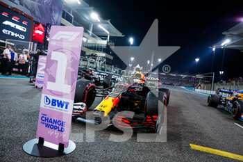 2021-12-11 - VERSTAPPEN Max (ned), Red Bull Racing Honda RB16B, portrait pole position during the Formula 1 Etihad Airways Abu Dhabi Grand Prix 2021, 22th round of the 2021 FIA Formula One World Championship from December 10 to 12, 2021 on the Yas Marina Circuit, in Yas Island, Abu Dhabi - FORMULA 1 ETIHAD AIRWAYS ABU DHABI GRAND PRIX 2021, 22TH ROUND OF THE 2021 FIA FORMULA ONE WORLD CHAMPIONSHIP - FORMULA 1 - MOTORS