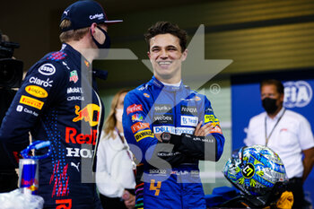 2021-12-11 - NORRIS Lando (gbr), McLaren MCL35M, VERSTAPPEN Max (ned), Red Bull Racing Honda RB16B, portrait during the Formula 1 Etihad Airways Abu Dhabi Grand Prix 2021, 22th round of the 2021 FIA Formula One World Championship from December 10 to 12, 2021 on the Yas Marina Circuit, in Yas Island, Abu Dhabi - FORMULA 1 ETIHAD AIRWAYS ABU DHABI GRAND PRIX 2021, 22TH ROUND OF THE 2021 FIA FORMULA ONE WORLD CHAMPIONSHIP - FORMULA 1 - MOTORS