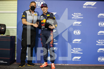 2021-12-11 - VERSTAPPEN Max (ned), Red Bull Racing Honda RB16B, portrait pole position Pirelli award during the Formula 1 Etihad Airways Abu Dhabi Grand Prix 2021, 22th round of the 2021 FIA Formula One World Championship from December 10 to 12, 2021 on the Yas Marina Circuit, in Yas Island, Abu Dhabi - FORMULA 1 ETIHAD AIRWAYS ABU DHABI GRAND PRIX 2021, 22TH ROUND OF THE 2021 FIA FORMULA ONE WORLD CHAMPIONSHIP - FORMULA 1 - MOTORS