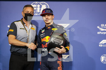 2021-12-11 - VERSTAPPEN Max (ned), Red Bull Racing Honda RB16B, portrait pole position Pirelli award during the Formula 1 Etihad Airways Abu Dhabi Grand Prix 2021, 22th round of the 2021 FIA Formula One World Championship from December 10 to 12, 2021 on the Yas Marina Circuit, in Yas Island, Abu Dhabi - FORMULA 1 ETIHAD AIRWAYS ABU DHABI GRAND PRIX 2021, 22TH ROUND OF THE 2021 FIA FORMULA ONE WORLD CHAMPIONSHIP - FORMULA 1 - MOTORS
