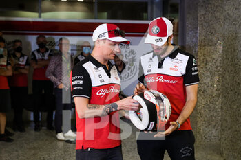 2021-12-11 - GIOVINAZZI Antonio (ita),handing over his special farewell helmet to GIOVINAZZI Antonio (ita), Alfa Romeo Racing ORLEN C41, portrait during the Formula 1 Etihad Airways Abu Dhabi Grand Prix 2021, 22th round of the 2021 FIA Formula One World Championship from December 10 to 12, 2021 on the Yas Marina Circuit, in Yas Island, Abu Dhabi - FORMULA 1 ETIHAD AIRWAYS ABU DHABI GRAND PRIX 2021, 22TH ROUND OF THE 2021 FIA FORMULA ONE WORLD CHAMPIONSHIP - FORMULA 1 - MOTORS