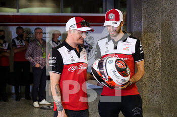 2021-12-11 - GIOVINAZZI Antonio (ita),handing over his special farewell helmet to GIOVINAZZI Antonio (ita), Alfa Romeo Racing ORLEN C41, portrait during the Formula 1 Etihad Airways Abu Dhabi Grand Prix 2021, 22th round of the 2021 FIA Formula One World Championship from December 10 to 12, 2021 on the Yas Marina Circuit, in Yas Island, Abu Dhabi - FORMULA 1 ETIHAD AIRWAYS ABU DHABI GRAND PRIX 2021, 22TH ROUND OF THE 2021 FIA FORMULA ONE WORLD CHAMPIONSHIP - FORMULA 1 - MOTORS