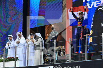 2021-12-12 - HAMILTON Lewis (gbr), Mercedes AMG F1 GP W12 E Performance, VERSTAPPEN Max (ned), Red Bull Racing Honda RB16B, portrait podium during the Formula 1 Etihad Airways Abu Dhabi Grand Prix 2021, 22th round of the 2021 FIA Formula One World Championship from December 10 to 12, 2021 on the Yas Marina Circuit, in Yas Island, Abu Dhabi - FORMULA 1 ETIHAD AIRWAYS ABU DHABI GRAND PRIX 2021, 22TH ROUND OF THE 2021 FIA FORMULA ONE WORLD CHAMPIONSHIP - FORMULA 1 - MOTORS