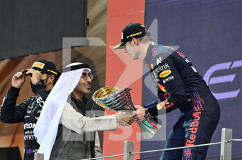2021-12-12 - HAMILTON Lewis (gbr), Mercedes AMG F1 GP W12 E Performance, VERSTAPPEN Max (ned), Red Bull Racing Honda RB16B, portrait podium during the Formula 1 Etihad Airways Abu Dhabi Grand Prix 2021, 22th round of the 2021 FIA Formula One World Championship from December 10 to 12, 2021 on the Yas Marina Circuit, in Yas Island, Abu Dhabi - FORMULA 1 ETIHAD AIRWAYS ABU DHABI GRAND PRIX 2021, 22TH ROUND OF THE 2021 FIA FORMULA ONE WORLD CHAMPIONSHIP - FORMULA 1 - MOTORS