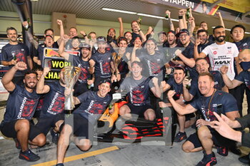 2021-12-12 - Red Bull Racing team celebrating during the Formula 1 Etihad Airways Abu Dhabi Grand Prix 2021, 22th round of the 2021 FIA Formula One World Championship from December 10 to 12, 2021 on the Yas Marina Circuit, in Yas Island, Abu Dhabi - FORMULA 1 ETIHAD AIRWAYS ABU DHABI GRAND PRIX 2021, 22TH ROUND OF THE 2021 FIA FORMULA ONE WORLD CHAMPIONSHIP - FORMULA 1 - MOTORS