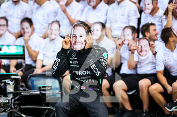 2021-12-12 - HAMILTON Lewis (gbr), Mercedes AMG F1 GP W12 E Performance, portrait with a mask of BOTTAS Valtteri (fin), Mercedes AMG F1 GP W12 E Performance, portrait during the Formula 1 Etihad Airways Abu Dhabi Grand Prix 2021, 22th round of the 2021 FIA Formula One World Championship from December 10 to 12, 2021 on the Yas Marina Circuit, in Yas Island, Abu Dhabi - FORMULA 1 ETIHAD AIRWAYS ABU DHABI GRAND PRIX 2021, 22TH ROUND OF THE 2021 FIA FORMULA ONE WORLD CHAMPIONSHIP - FORMULA 1 - MOTORS