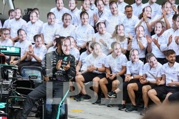2021-12-12 - HAMILTON Lewis (gbr), Mercedes AMG F1 GP W12 E Performance, portrait with a mask of BOTTAS Valtteri (fin), Mercedes AMG F1 GP W12 E Performance, portrait during the Formula 1 Etihad Airways Abu Dhabi Grand Prix 2021, 22th round of the 2021 FIA Formula One World Championship from December 10 to 12, 2021 on the Yas Marina Circuit, in Yas Island, Abu Dhabi - FORMULA 1 ETIHAD AIRWAYS ABU DHABI GRAND PRIX 2021, 22TH ROUND OF THE 2021 FIA FORMULA ONE WORLD CHAMPIONSHIP - FORMULA 1 - MOTORS