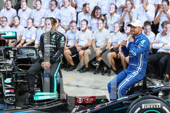 2021-12-12 - Team picture HAMILTON Lewis (gbr), Mercedes AMG F1 GP W12 E Performance, BOTTAS Valtteri (fin), Mercedes AMG F1 GP W12 E Performance, portrait during the Formula 1 Etihad Airways Abu Dhabi Grand Prix 2021, 22th round of the 2021 FIA Formula One World Championship from December 10 to 12, 2021 on the Yas Marina Circuit, in Yas Island, Abu Dhabi - FORMULA 1 ETIHAD AIRWAYS ABU DHABI GRAND PRIX 2021, 22TH ROUND OF THE 2021 FIA FORMULA ONE WORLD CHAMPIONSHIP - FORMULA 1 - MOTORS