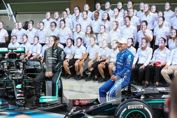 2021-12-12 - Team picture with a mask of BOTTAS Valtteri (fin), Mercedes AMG F1 GP W12 E Performance, HAMILTON Lewis (gbr), Mercedes AMG F1 GP W12 E Performance, portrait during the Formula 1 Etihad Airways Abu Dhabi Grand Prix 2021, 22th round of the 2021 FIA Formula One World Championship from December 10 to 12, 2021 on the Yas Marina Circuit, in Yas Island, Abu Dhabi - FORMULA 1 ETIHAD AIRWAYS ABU DHABI GRAND PRIX 2021, 22TH ROUND OF THE 2021 FIA FORMULA ONE WORLD CHAMPIONSHIP - FORMULA 1 - MOTORS