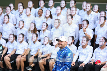 2021-12-12 - Team picture with a mask of BOTTAS Valtteri (fin), Mercedes AMG F1 GP W12 E Performance, portrait during the Formula 1 Etihad Airways Abu Dhabi Grand Prix 2021, 22th round of the 2021 FIA Formula One World Championship from December 10 to 12, 2021 on the Yas Marina Circuit, in Yas Island, Abu Dhabi - FORMULA 1 ETIHAD AIRWAYS ABU DHABI GRAND PRIX 2021, 22TH ROUND OF THE 2021 FIA FORMULA ONE WORLD CHAMPIONSHIP - FORMULA 1 - MOTORS