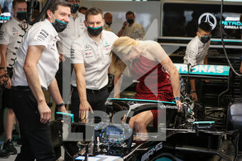 2021-12-12 - CROMWELL Tiffany, getting in the car of BOTTAS Valtteri (fin), Mercedes AMG F1 GP W12 E Performance, portrait during the Formula 1 Etihad Airways Abu Dhabi Grand Prix 2021, 22th round of the 2021 FIA Formula One World Championship from December 10 to 12, 2021 on the Yas Marina Circuit, in Yas Island, Abu Dhabi - FORMULA 1 ETIHAD AIRWAYS ABU DHABI GRAND PRIX 2021, 22TH ROUND OF THE 2021 FIA FORMULA ONE WORLD CHAMPIONSHIP - FORMULA 1 - MOTORS