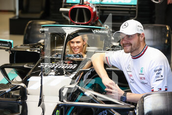 2021-12-12 - CROMWELL Tiffany, in the car of BOTTAS Valtteri (fin), Mercedes AMG F1 GP W12 E Performance, portrait during the Formula 1 Etihad Airways Abu Dhabi Grand Prix 2021, 22th round of the 2021 FIA Formula One World Championship from December 10 to 12, 2021 on the Yas Marina Circuit, in Yas Island, Abu Dhabi - FORMULA 1 ETIHAD AIRWAYS ABU DHABI GRAND PRIX 2021, 22TH ROUND OF THE 2021 FIA FORMULA ONE WORLD CHAMPIONSHIP - FORMULA 1 - MOTORS